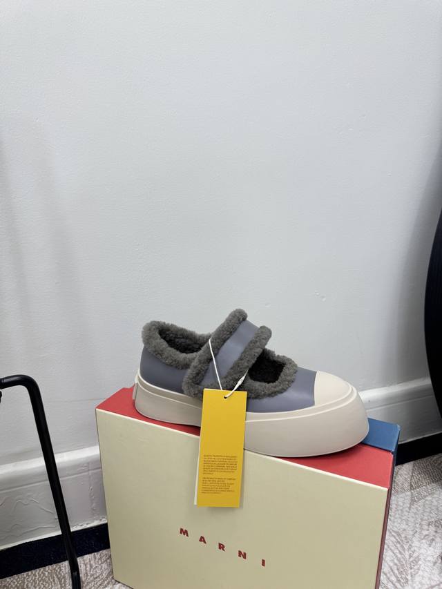 35到40 DDD Marni经典款厚底大頭瑪麗珍娃娃鞋大大頭，超級可愛，魔術貼設計，輕盈不累腳，自帶增高效果，拉長腿部線條，顯瘦顯高，上腳可甜可鹽进口牛皮鞋面