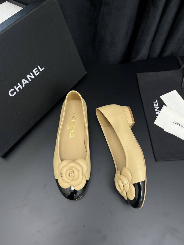 鞋码: 35-39 订做34-40-41 DDD * 2026优雅穆勒花骨朵乐福鞋 鞋面：原版进口混种皮+进口丝带包边双层绣花点缀内里：垫脚特定水染丝愁混种小羊