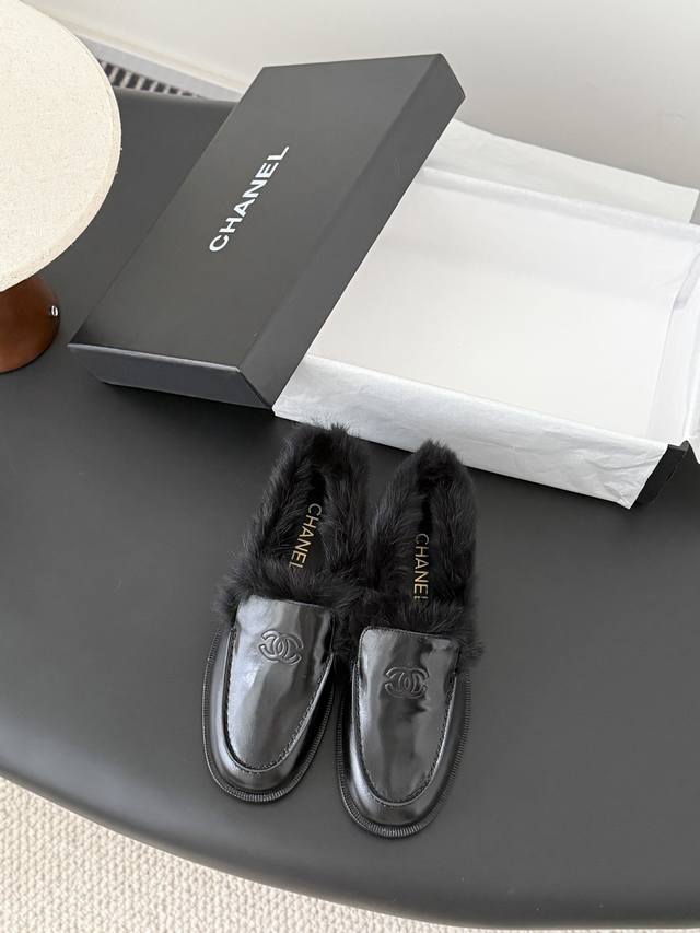 25新款Coco Neige毛毛乐福鞋 DDD 上脚真的好看搭配好了巨时髦 DDD 回头率杠杠的 经典耐看简约百搭 DDD 值得入手 鞋面牛皮 麂皮 内里貂毛