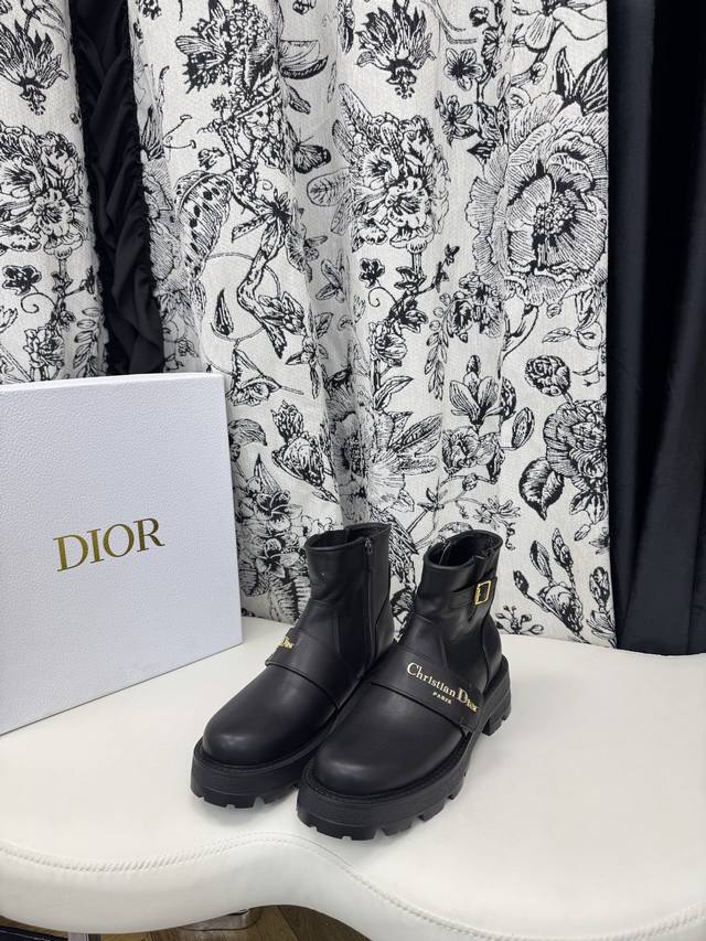 毛内 单内 DDD Dior靴鞋面:荔枝纹牛皮 DDD 大底：发泡大底 DDD 内里：真毛内里 DDD 里料:羊皮革皮毛一体效果 DDD 装饰性饰带点缀以金色饰