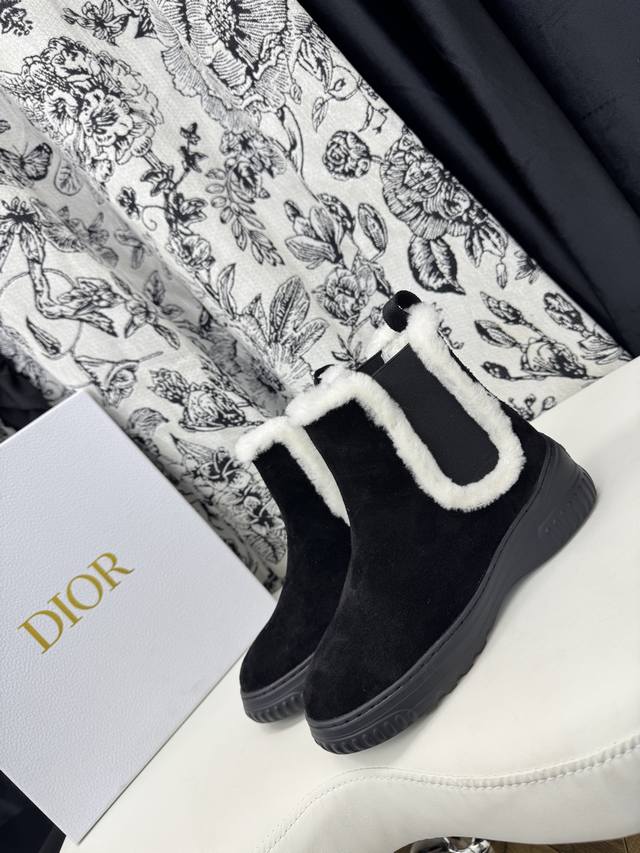 35-40 DDD 这款 D-Racer 及蹂靴将经典的切尔西版型与 Dior 的现代风格融为一体，别具一格。榛果色绒面牛皮革鞋面搭配弹力饰带更显精致，点缀以白