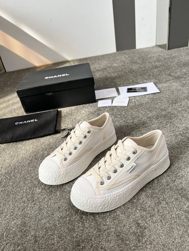 Chane.Vintage 2025早春新款 中古休闲鞋太有范儿了 复古Coco女鞋.一直以来异常的盛行. 这款致敬经典系列！ 上脚超好看～潮人必备时尚单品！