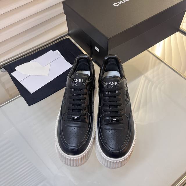 自产] DDD * 大熊猫拼色绝了，网红明星同款 专柜最新走秀主打系列上新 DDD 鞋面：牛皮字母一比一原版排列 DDD 内里：进口羊皮里 DDD 大底：私模意