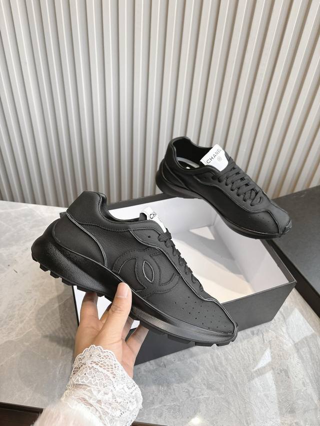 自厂 只有两个颜色要跑量价位的请下单备注 默认发 顶级版本 DDD Chanel香奈儿 2025专柜顶级休闲款运动鞋 DDD 这款经典设计；鞋面多种工艺的风格；