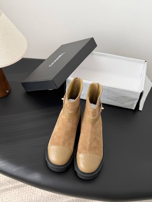 Chanel 25B秋冬新款靴 DDD 这双最新款的靴子太好看啦 DDD 最上面筒靴旁边的小Logo给整体增加了小细节～ DDD 国内还没上新 先买先穿啦 DD