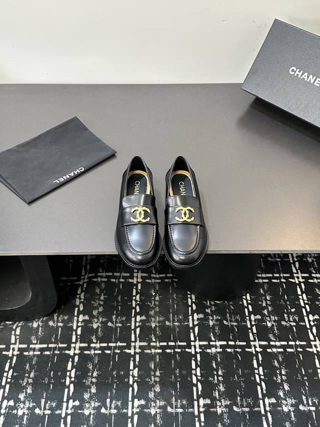 厂价 DDD Chane*｜小香24P新品 DDD 经典双C乐福鞋 DDD 鞋面采用进口小牛皮 DDD 内里踮脚均为丝绸羊皮 DDD 意大利进口牛皮大底 DDD