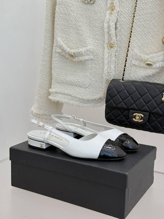 厂价 DDD Chane*｜小香26C双C后空凉鞋 DDD 当经典基因碰撞当代美学 DDD 这双凉鞋以标志性双C鞋头为锚点 DDD 解锁法式优雅的多元表达。 D