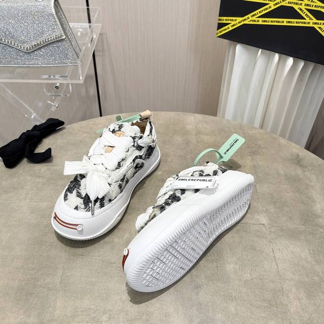 新款乞丐鞋上架 Smilerepublic 厚底开口笑帆布鞋系列 檀健次，李晨，徐璐，程潇，王霏霏同款，以“Smile”为灵感来源 主打柔软的帆布设计 有裁切的