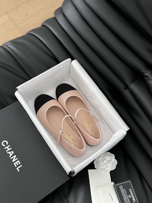 Size:35-39 40.41码数定做 DDD Chanel香奶奶走秀款玛丽珍单鞋 DDD 简约又不失甜美俏皮！ DDD 立体电绣Logo，纯色面料清爽易搭，