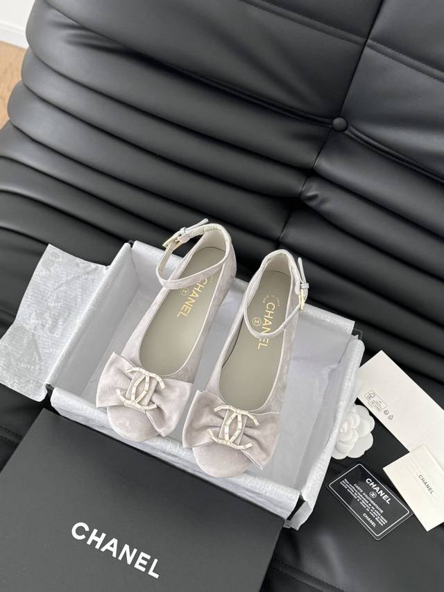 Size:35-39 40.41码数定做 DDD Chanel 香奶奶走秀款玛丽珍单鞋 DDD 简约又不失甜美俏皮！ DDD 鞋头经典拼色简约易搭，搭配一字带更