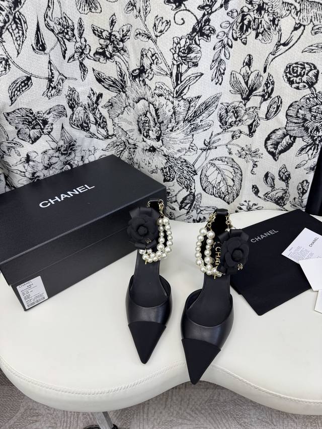 码数：35-39 34，40定制不退换 DDD Chane* 小香Coco珍珠高跟拖鞋 单鞋 DDD 独特的设计展示不朽的Chane*风格，珍珠与软呢的结合形成