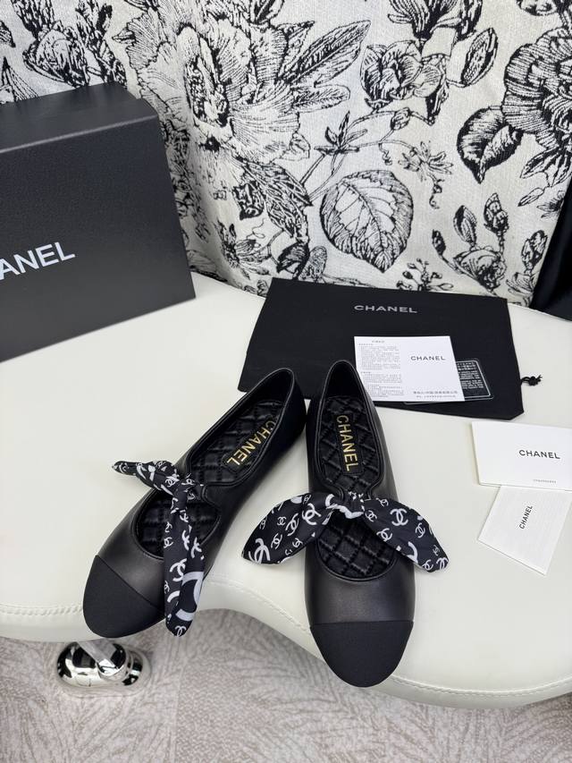 鞋码: 35-39 40、41、定做不退换 DDD 2025香奶奶蝴蝶结款众多明星网红上脚，国内外博主刷爆的一个百搭系列，春夏衣橱搭配必备 凉鞋首选.金属标 D