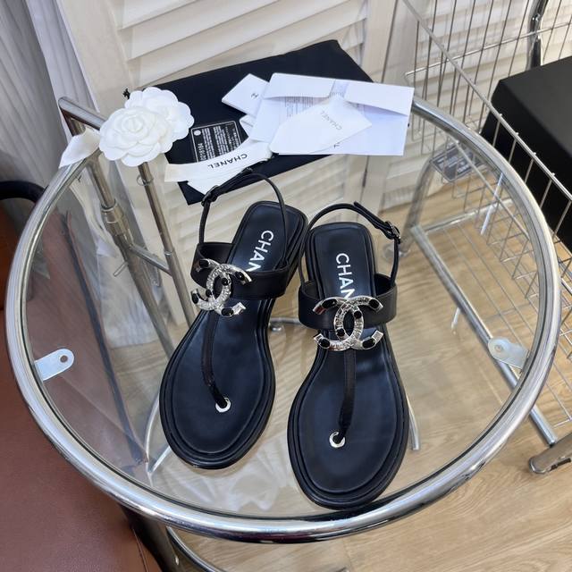 Chanel 香奈儿 经典山茶花夹趾扣带平底凉鞋购专柜正品拆解开发，楦型，细节，做工，舒适正码＃ 欢迎专柜对比。 DDD 面料：意大利进口羊皮＋原版五金扣 DD