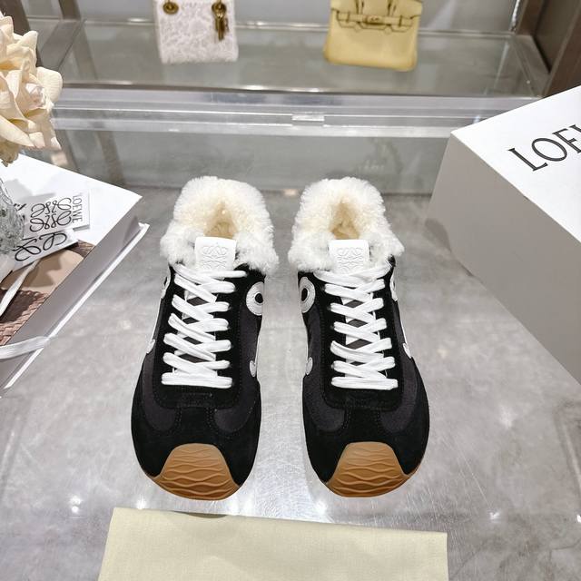 羊毛里 DDD 明星私服同款 Loewe的德训鞋也太好搭了吧杨幂和周雨彤近期上脚的这双Loewe Flow Runner黑棕德训鞋真的太戳了低调的棕黑色牛皮革拼