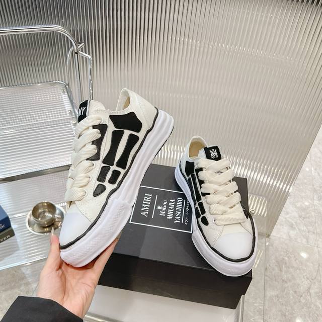 Mmy X Amiri联名之作震撼登场。黑白碰撞，独特骨骼线条设计，这双板鞋将个性与时尚完美融合。上脚瞬间，街头潮流感拉满，每一步都踏出不羁态度 。原版开模复刻