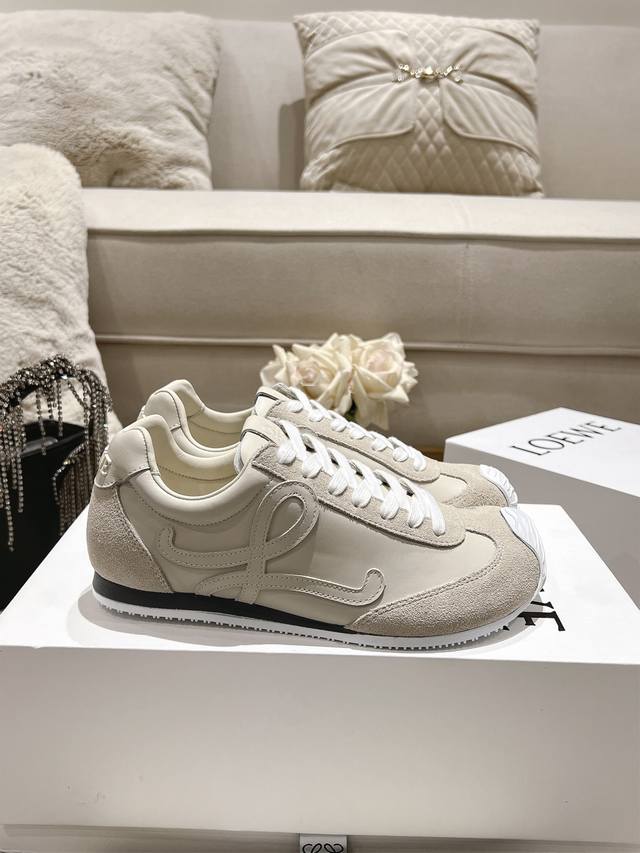 皮面 DDD Loewe 25Fw New Arrival～ DDD 罗意威2025早春新款情侣款运动鞋 DDD Loewe这款芭蕾运动鞋超火超可爱哦！ DDD