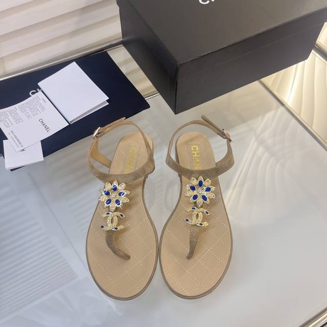 香奶奶夹脚凉鞋 高端品质 羊皮质地看起来好温柔，设计非常精致～优雅名媛气质～高级感十足～上脚非常显瘦显白～居家度假～光脚穿或搭配裙装、裤装、都非常百搭～无敌美～