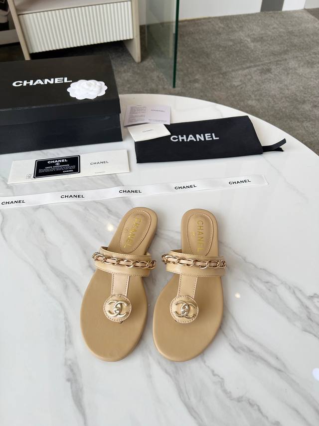 Chanel｜小香25春夏新品 DDD 双C链条系列夹脚拖鞋凉鞋 DDD 链条凉鞋今年的大爆款 DDD 已被它的美貌折服得随性自然 DDD 又有香家经典的霸道