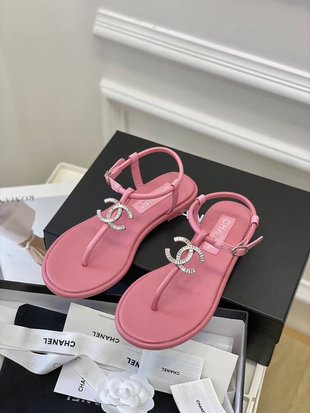 代购级别 Chanel 23春夏新品凉鞋 DDD 香奶奶家的东西，真心好看，很名媛气质 DDD 黑色麂皮银色双C Logo～金色Logo镶嵌彩色宝石设计非常用心