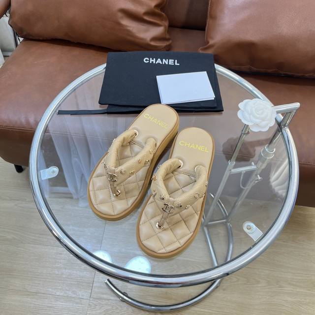 23P小胖子夹脚拖鞋！ DDD 原版开模五金扣！就等这个扣子才耽误出货速度！ DDD 鞋面垫脚羊皮，原版大底！ DDD Size:34-42 DDD