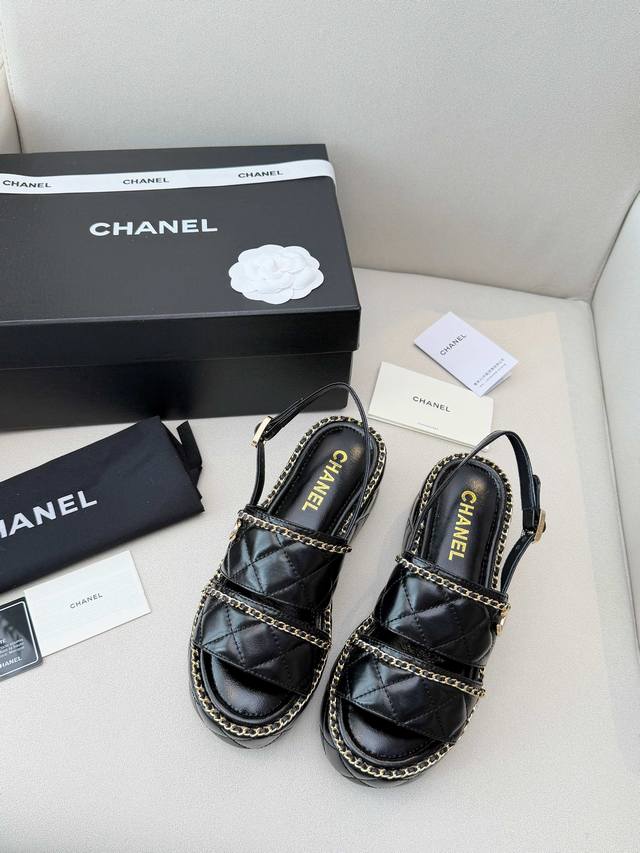 码数5-40 2026小香奶奶新款刚摸到这双香奈儿链条凉鞋的质感，就知道今年夏天的“脚边星光”稳了 DDD 菱格纹的软皮裹着脚，链条不是冷硬的金属，是带着温度的