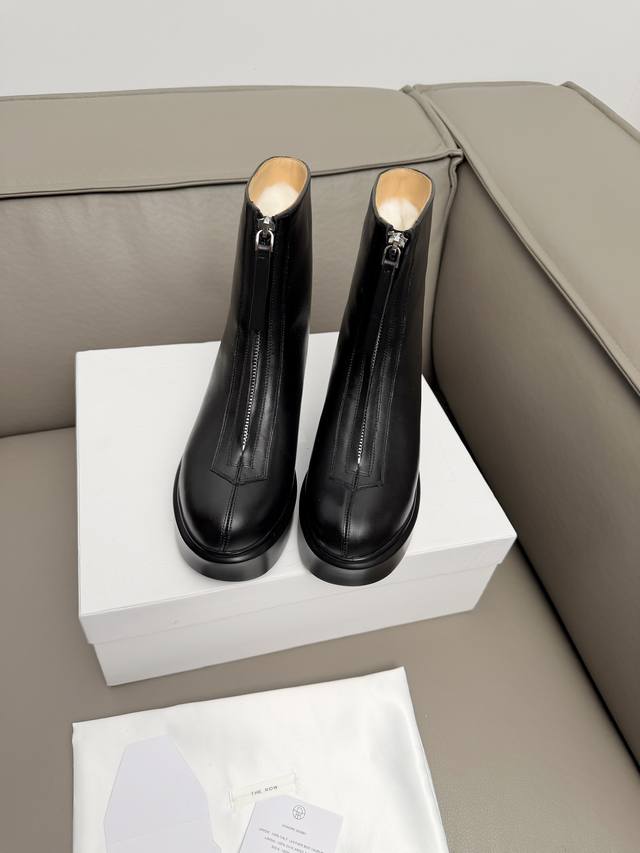 2025The.Row升级版本刘雯同款顶级品质The Row秋冬经典厚底短靴。刘雯同款，超多明星示范原版购入 顶级还原。鞋面原版定制进口小牛皮超柔软混种羊皮内里