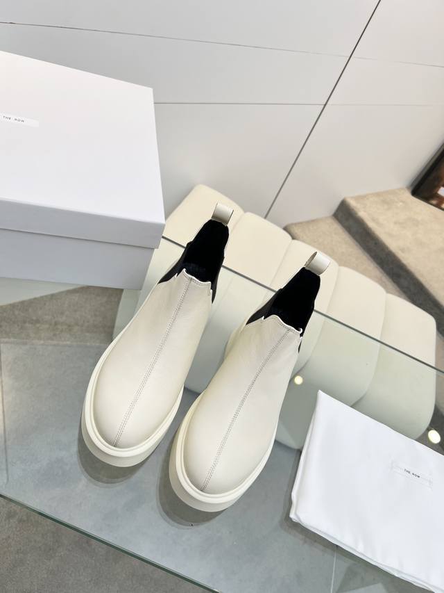 顶级品质The Row秋冬经典厚底小短靴。刘雯同款超多明星示范原版购入 顶级还原。鞋面原版定制进口小牛皮超柔软混种羊皮内里垫脚。内外测采用意大利进口橡筋设计，简