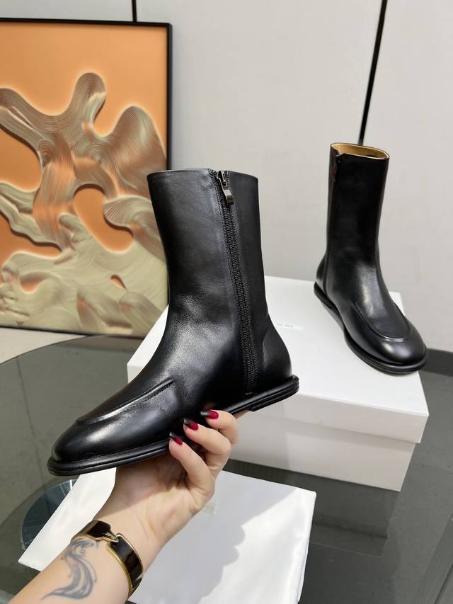 The Row平底中筒靴，极简高级平底靴 DDD The Row平底中筒靴，极简高级平底靴 DDD 这个款更像一个春秋款，整体自重很轻穿上柔软舒适亲肤，很适合日