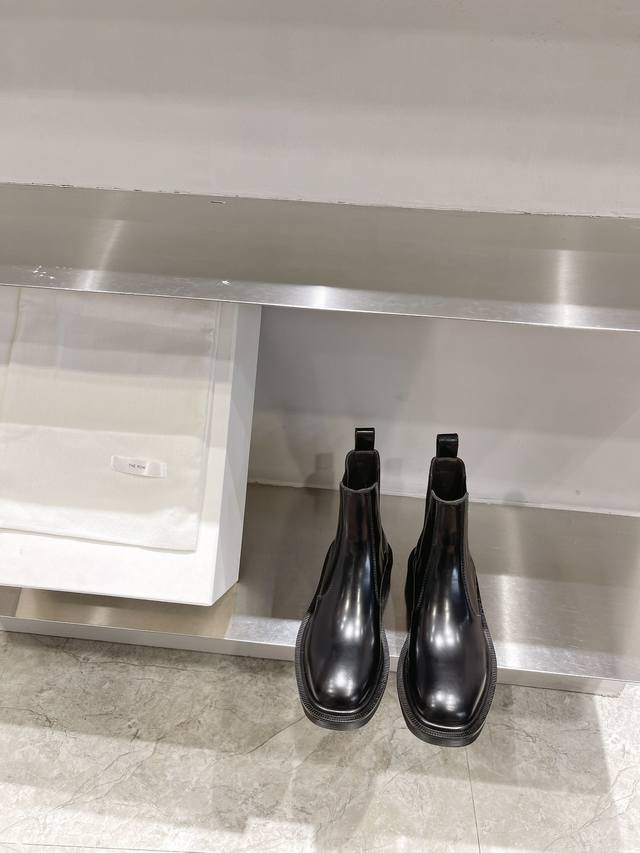 The Row 秋冬独家绝美神仙短靴 DDD 简洁于时髦的The Row 这款百搭款靴 真的一定要买 太好看了 DDD 原版定制超柔软小羊皮料、绵羊皮内里、原版