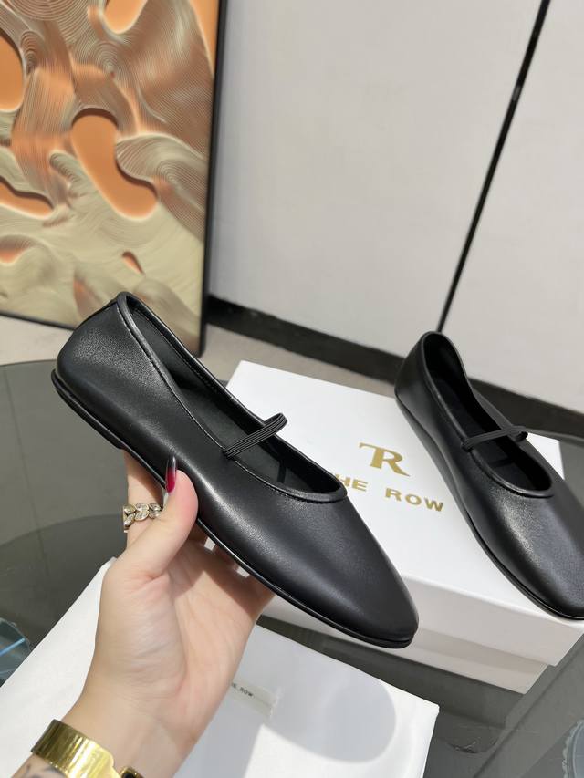 The Row DDD 绝美单鞋The Row 早秋新款芭蕾舞鞋好美的芭蕾舞鞋，柔软到感受不到它的存在，简约的设计和毫不妥协的高品质，将极简主义美学贯穿于每一个