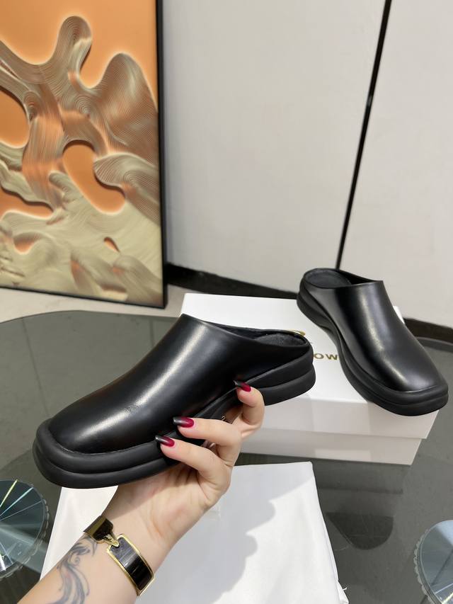 The Row 四季时尚休闲潮流简约深口穆勒新款The Row 四季时尚休闲潮流简约深口穆勒拖各大网红博主都在穿它，爆款一个接着一个，这款半拖适合四季必备神器随