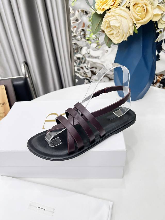Therow皮革带条罗马夹脚凉鞋来了 DDD 此款以罗马鞋为灵感 基于极简美学原则，以简约的造型呼应夏日的清凉。中性风却极简。非常好穿显高，还特别的轻盈。 DD