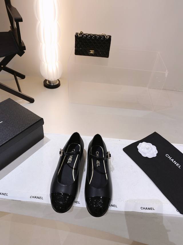 皮面 DDD - - 34 40 41定制不退换 DDD -Chan*L K小花花玛丽珍鞋 DDD -小香C家早秋花扣圆头平底小单鞋 DDD 今年小香画风突转，