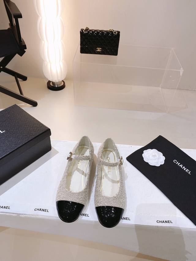 Chan*L K小花花玛丽珍鞋 DDD -小香C家早秋花扣圆头平底小单鞋 DDD 今年小香画风突转，走起了可爱风 DDD 呆萌的小圆头 可爱的小花装饰扣 DDD