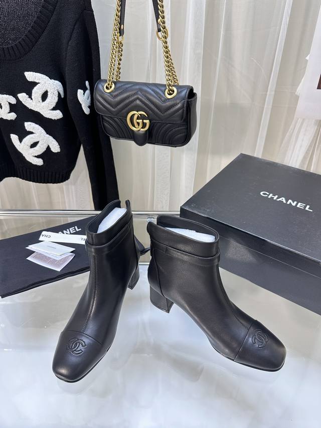 Size:35-41 34 40 41不退换 DDD Chanel 小香奶奶新款粗跟女靴 ，大底侧边带Logo DDD 鞋面:进囗羊皮 牛漆皮 DDD 内里垫脚