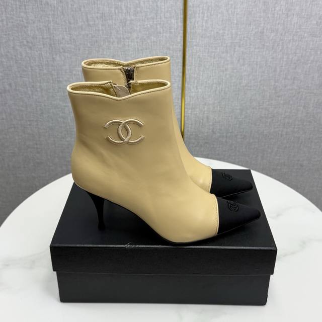 Size：35-39 其他码数定做 DDD Chanel 25B新款尖头双C刺绣短靴 DDD 超帅的鞋型 DDD 鞋面牛皮 内里羊皮 真皮大底 DDD 跟高8C