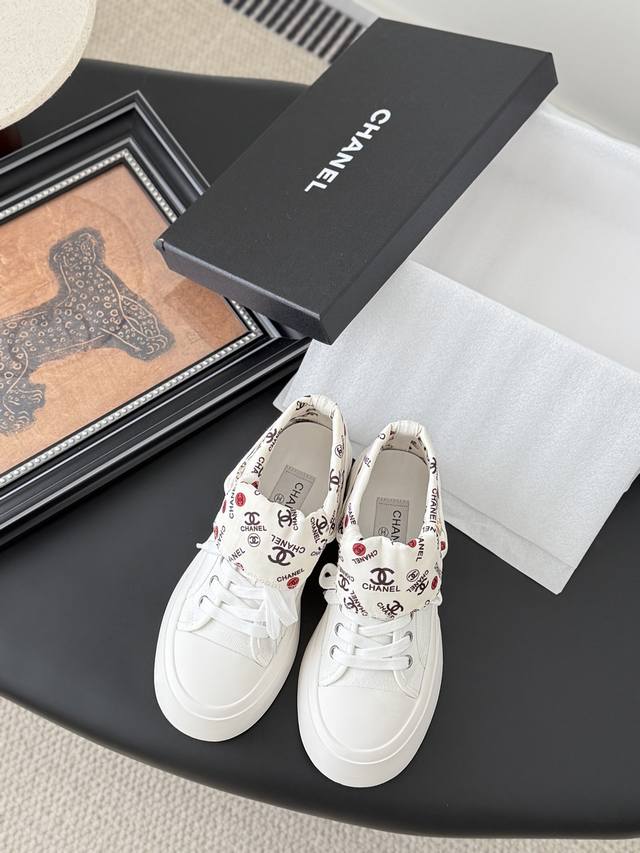 Size:35-39 40-41码数定做 DDD Chanel 25S隐藏款帆布小白鞋！ DDD Vintage感满满，中古复刻款Get啦～ DDD 高邦帆布适