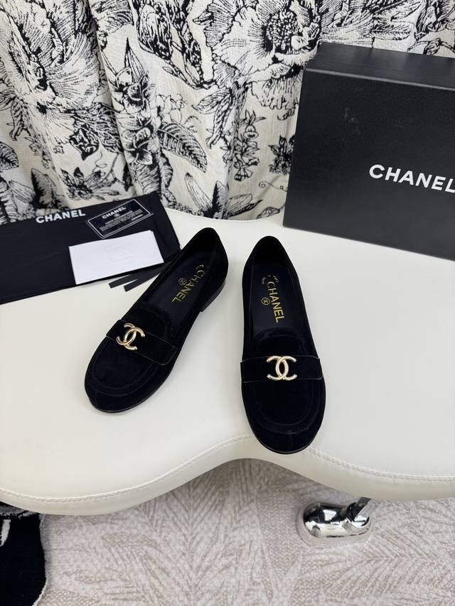 码数：35-41 DDD Chanel 香奶奶25早秋顶级版本 设计简约高级，双C Logo点缀！进出专柜无压力 上脚很有书香气质 脚感超好 百搭单品 真正做到