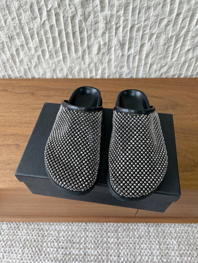 G172 Saint Laurent 圣罗兰 26Ss早春新款 钻面 休闲 半拖 DDD 鞋面通体覆盖水钻装饰,采用网格状排列的钻面设计,光泽感强 DDD 为包 G172 Saint Laurent 圣罗兰 26Ss早春新款 钻面 休闲 半拖 DDD 鞋面通体覆盖水钻装饰,采用网格状排列的钻面设计,光泽感强 DDD 为包