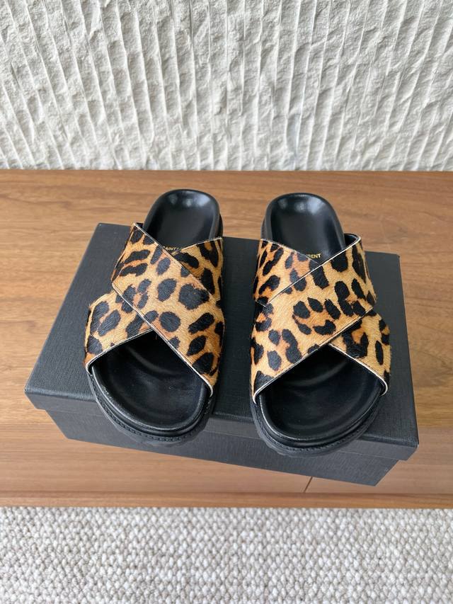 G173 Saint Laurent 圣罗兰 26Ss早春新款 豹纹 交叉带 拖鞋 DDD 鞋面带为交叉设计,露趾的同时增加了造型的复古与个性感。 DDD 属于 G173 Saint Laurent 圣罗兰 26Ss早春新款 豹纹 交叉带 拖鞋 DDD 鞋面带为交叉设计,露趾的同时增加了造型的复古与个性感。 DDD 属于