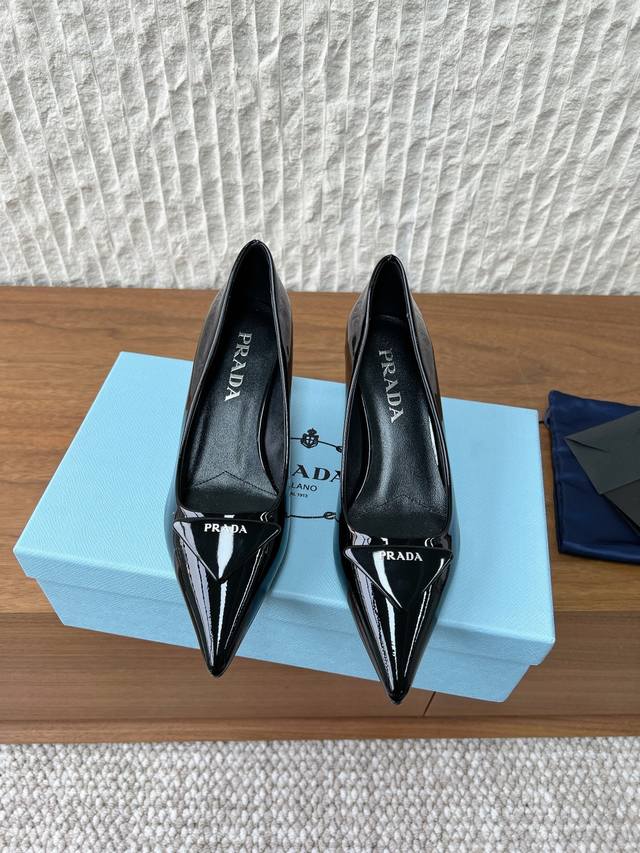 G286 Prada 普拉达 26Ss早春新款 三角标高跟 凉鞋 DDD 早春T台走秀网红同款＂造梦不夜城＂ DDD Prada能在重要场合上用得上了，小清新风