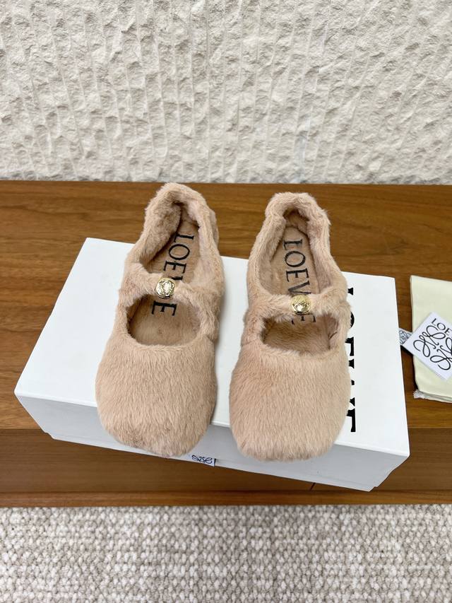 G611 Loewe 罗意威 26Ss早春新款 Pebble小金球 羊毛 芭蕾舞鞋 DDD Loewe作为这两年最受欢迎的设计师牌，设计简单、细节巧妙、清新脱俗