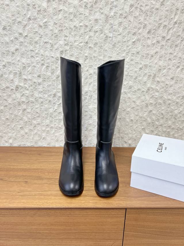 G599 Celine 赛琳 25Ss秋冬新款 复古 骑士靴 长靴 DDD 凯旋门英伦风短靴 简约大气时髦 耐看不过时 DDD 是时尚圈永不退潮的经典所在，复古