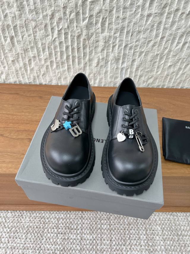 G236 Balenciaga 巴黎世家 26Ss早春新款 Stomper Derby 大头 德比鞋 DDD 这双鞋简直是今年潮流圈的黑马，夸张的大头设计，让人