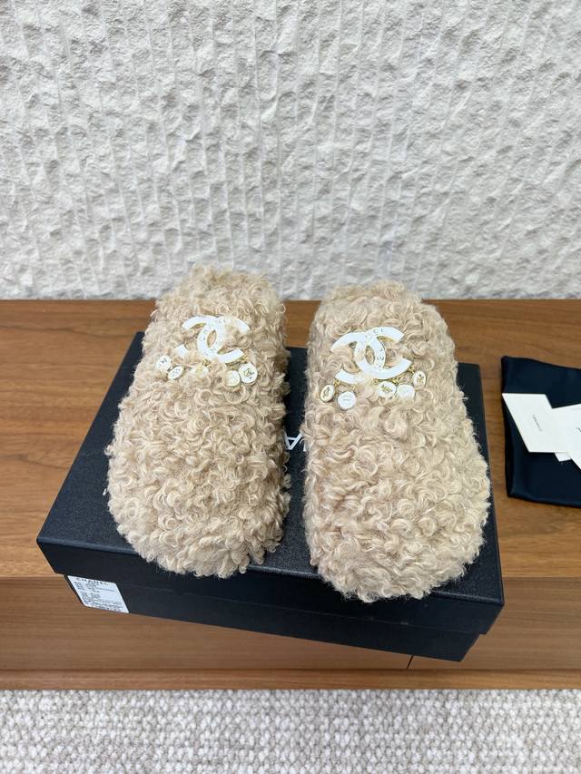 G231 Chanel 香奈儿 25Ss秋冬新款 水钻 勃肯 厚底 拖鞋 DDD 这双拖鞋简直是我这个夏天的救星！穿上它的瞬间，我就感觉整个人都变得时髦起来了！