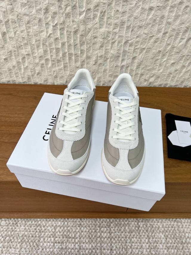 G069 Celine 凯旋门 26Ss早春新款 复古 运动鞋 德训鞋 阿甘鞋 DDD 采用经典的阿甘鞋德训鞋轮廓，低帮流线型鞋身搭配窄鞋头，还原复古运动风潮，