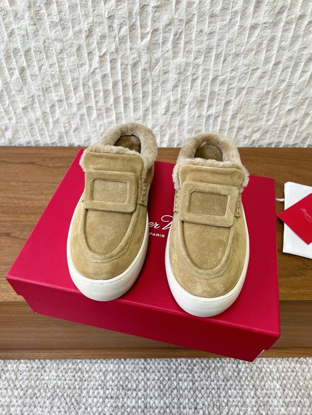 G100 Roger Vivier 罗杰维维亚 25Ss秋冬新款 厚底 勃肯 毛毛鞋 DDD 鞋面是绒面小牛皮，内里填充绵羊毛衬里，厚实柔软且亲肤透气，兼顾保暖