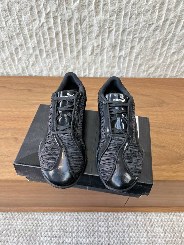 G100 Puma 彪马 26Ss早春新款 复古 褶皱 德训鞋 运动鞋 DDD 走复古足的设计路线,将经典型与现代质感结合,既有复古潮流感,又能兼顾日常穿搭。 G100 Puma 彪马 26Ss早春新款 复古 褶皱 德训鞋 运动鞋 DDD 走复古足的设计路线,将经典型与现代质感结合,既有复古潮流感,又能兼顾日常穿搭。