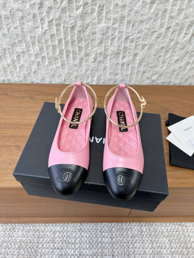 G081 Chanel 小香 26Ss早春新款 平底 芭蕾舞鞋 玛丽珍 单鞋 DDD 走“甜酷少女+复古优雅”路线，是今年流行的芭蕾风，搭配了金色圆环脚环，同时