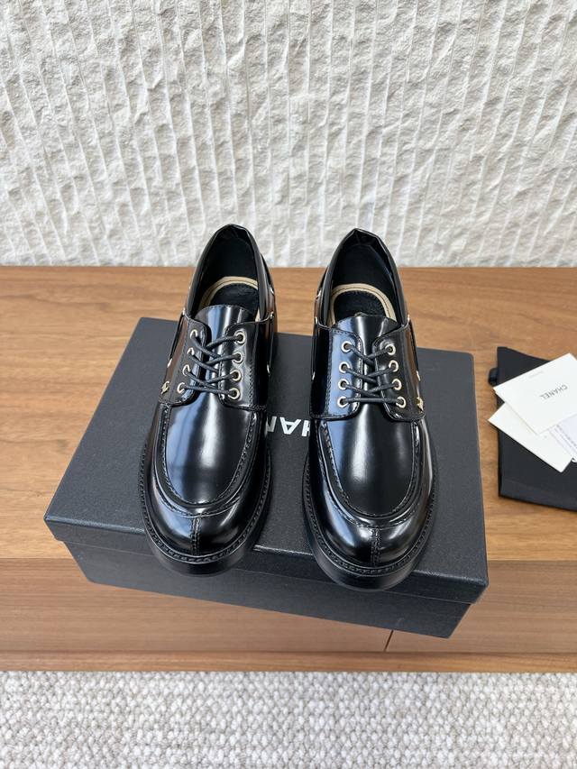 G081 Chanel 小香 26Ss早春新款 系带 厚底 乐福鞋 DDD 官网同步上 断货王 各大博主社交日推款 DDD 这季新款简直闭眼入，上脚狂好看，率性
